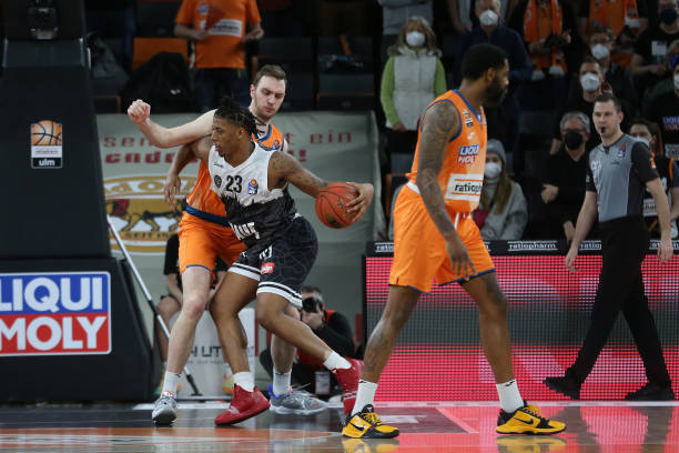 事业及国际 事业及国际